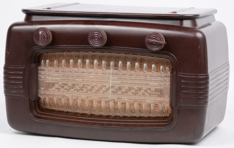 Een radio in bakelieten kast. Type AS 53. Bouwjaar 1952.