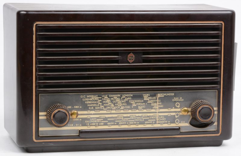 Een oude radio in bakelieten kast. Type S270U. Bouwjaar 1951.