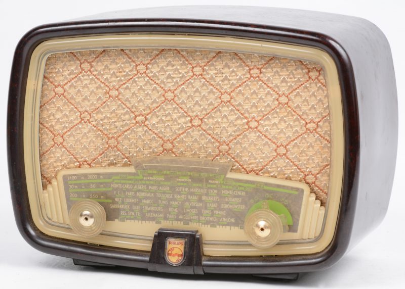 Een buizenradio in bakelieten kast. Type BF 211 U. Bouwjaar 1951.