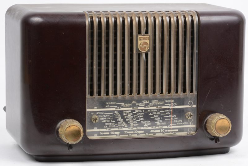 Een oude buizenradio in bakelieten kast. Type BX 210U. Bouwjaar 1951.