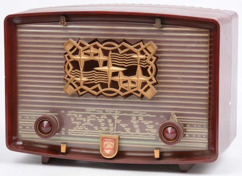 Een oude bakelieten radio. Jaren ‘50.