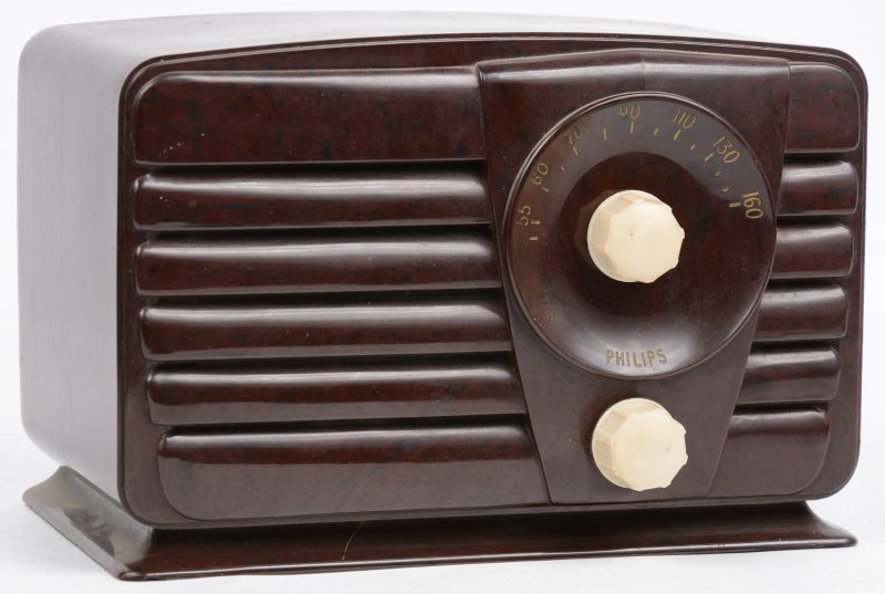 Een bakelieten radio. Type 905. Bouwjaar 1950.
