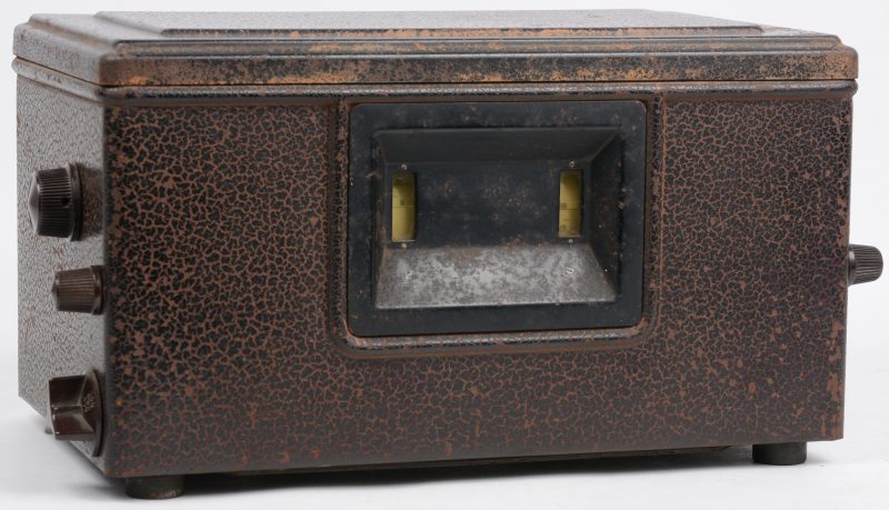 Een oude radio in metalen kast. Type 2534. Bouwjaar 1930.