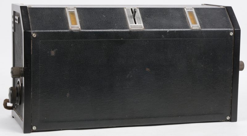 Een oude radio in kast van bakeliet en bekleed metaal. Type 2514. Bouwjaar 1928.