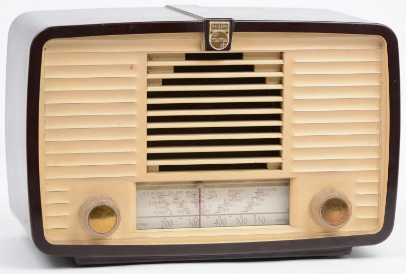 Een bakelieten radio. Type BX115U. Bouwjaar 1953.
