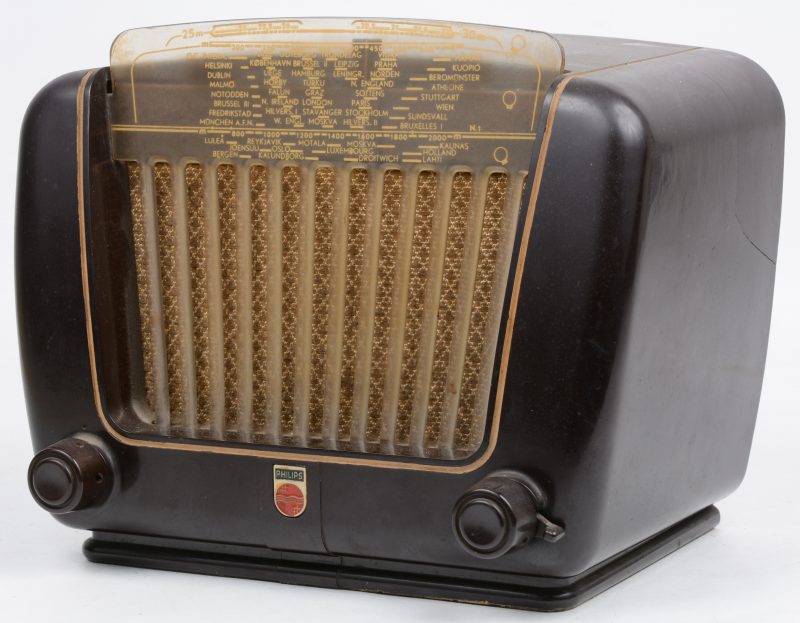 Een oude bakelieten radio. Type BX290U. Bouwjaar 1950.