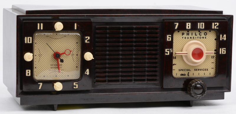 Een oude bakelieten wekkerradio. Jaren ‘50.
