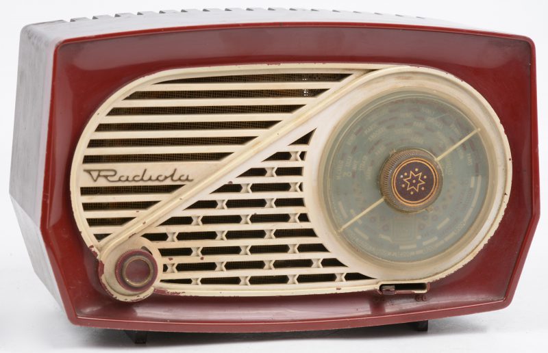 Een bakelieten radio. Type RAI 25U. Jaren ‘50.