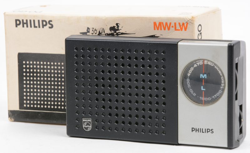 Een draagbare radio op batterijen. Type 90 RL 020. 1973. In originele doos.