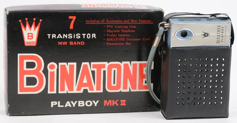 Een kleine draagbare transistorradio, model ‘Playboy’. In originele doos. Jaren ‘60.