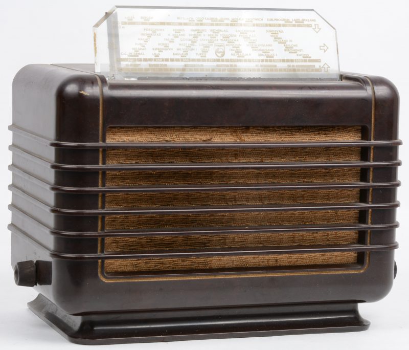 Een oude radio in bakelieten kast met glazen zenderlijst. Type BX272U. Bouwjaar 1947.