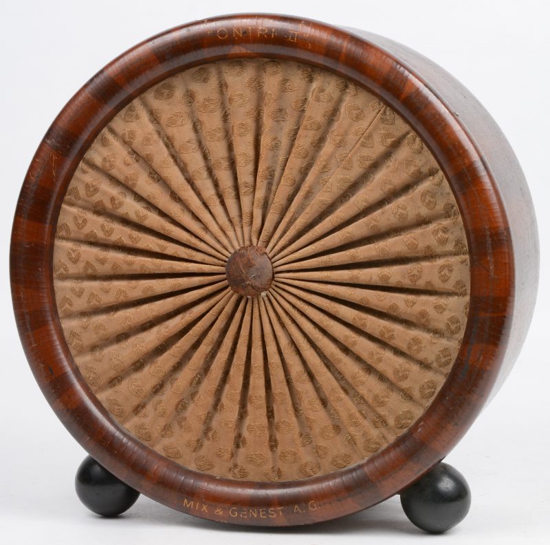 Een ronde luidspreker in houten kast. Model ‘Ontri II’. Eind jaren ‘20.