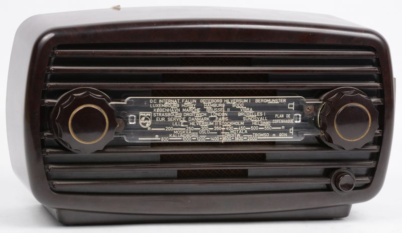Een bakelieten radio. Type BX190U. Bouwjaar 1949.