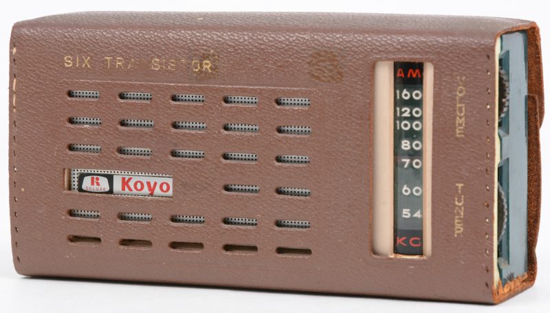 Een draagbare transistorradio, model 604 deluxe. Omstreeks 1964.
