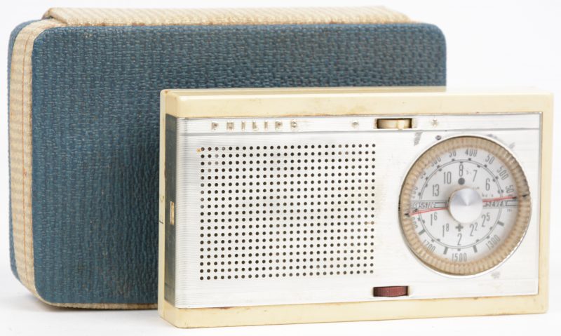 Een draagbare radio. Model ‘Fanette’. 1960. In etui.
