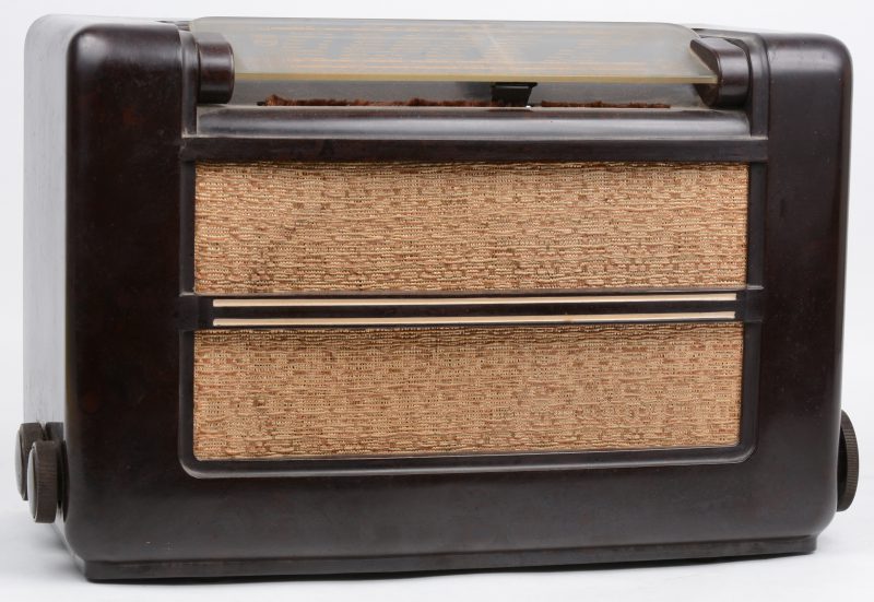 Een bakelieten radio met glazen zenderlijst. Type 658U. Bouwjaar 1946.