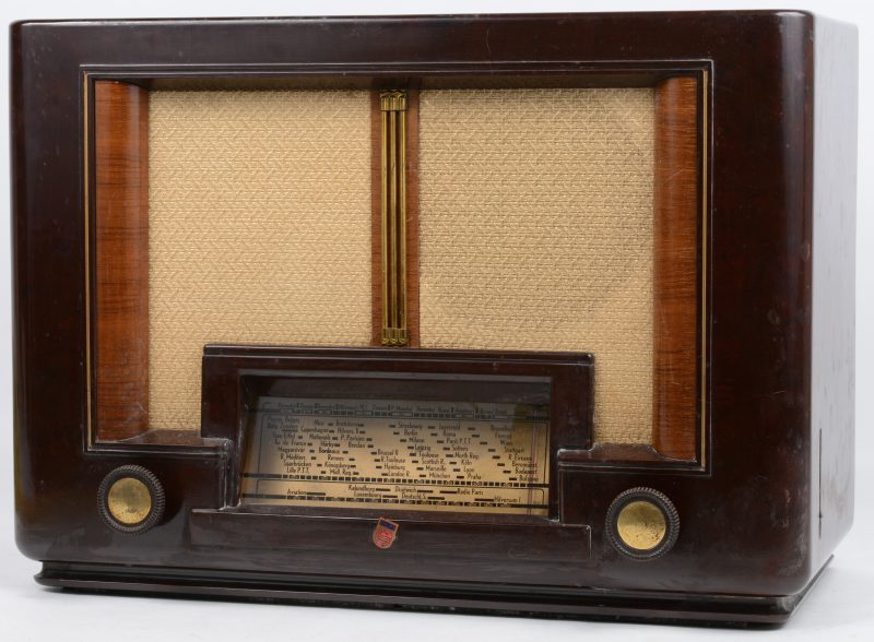 Een oude radio in bakelieten kast. Type 616L. Jaren ‘30.
