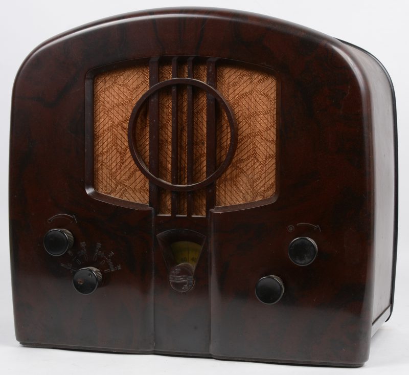 Een radio in bakelieten kast. Type 938A. Bouwjaar 1933.