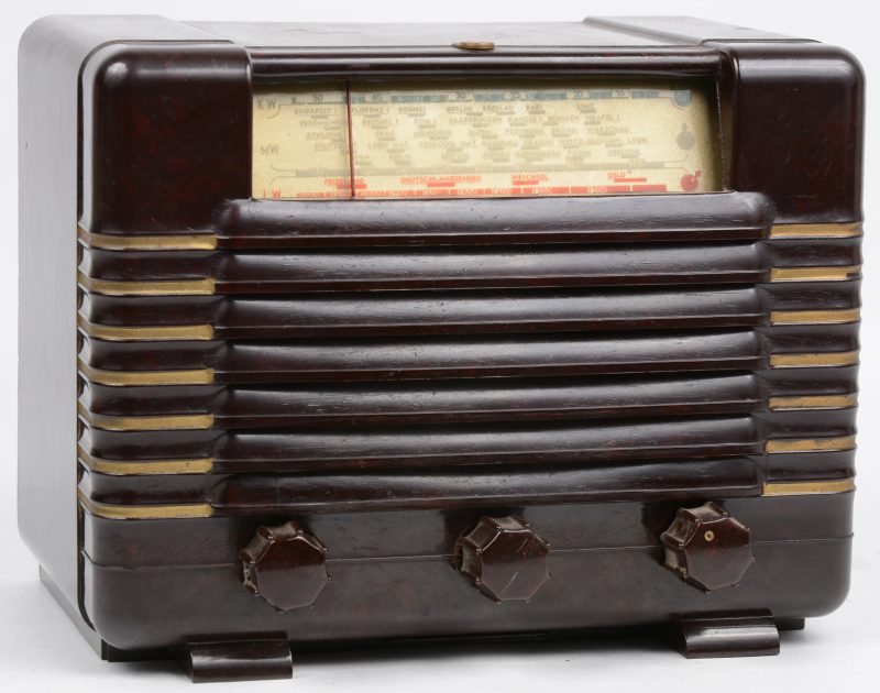 Een oude bakelieten buizenradio. Type A43UD. Bouwjaar 1941.