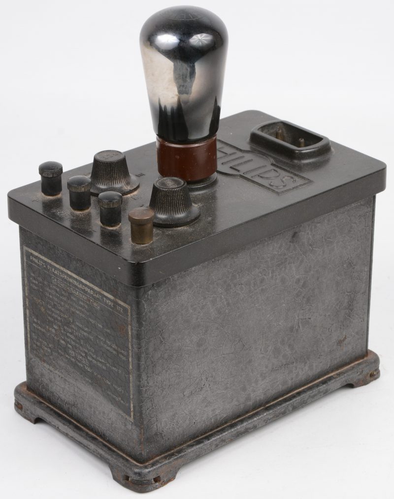 Een plaatspanningapparaat in metalen en bakelieten kast. Type 372. Bouwjaar 1925.