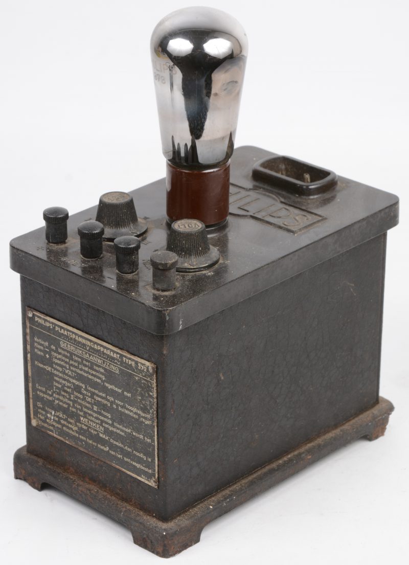 Een plaatspanningapparaat in metalen en bakelieten kast. Type 372. Bouwjaar 1925.