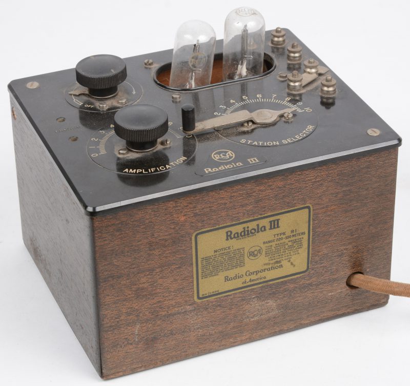 Een batterij-ontvanger in kast van hout en bakeliet. Type ‘Radiola III’. Bouwjaar 1924.