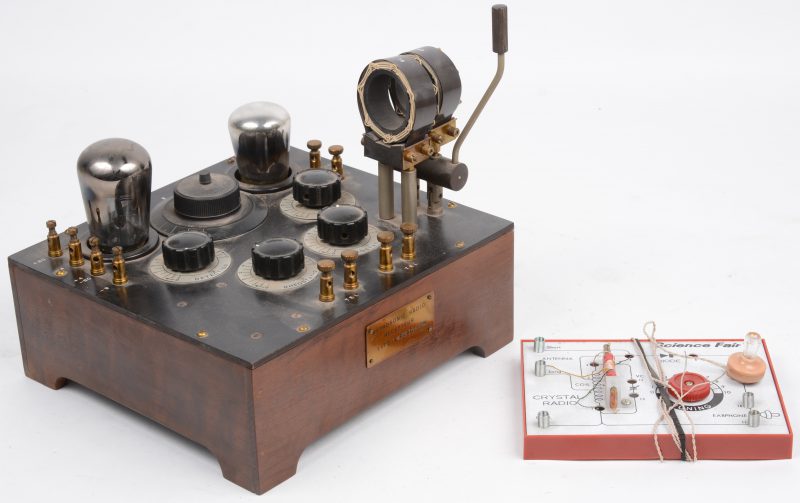 Een educatief model van een radio-ontvanger en een replica van een oude ontvanger uit de jaren ‘20.