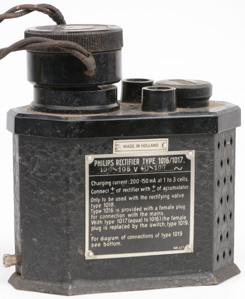 Een oude acculader in kast van metaal en bakeliet. Type 1016/1017. Omstreeks 1929.