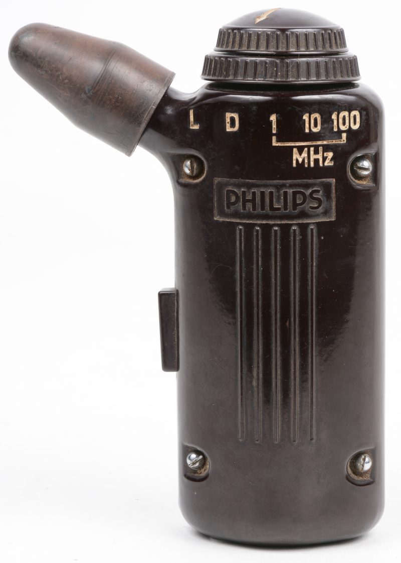 Een draagbaar bakelieten apparaat voor het opsporen van signaalstoringen bij autoradio’s. Type WA206ST. Bouwjaar 1956.