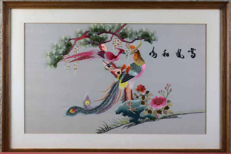“Goudfazanten”. Een Chinees borduurwerk op zijde.