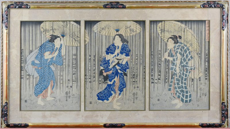 Een reeks van drie ingekleurde Japanse houtsnedes met Geisha’s in de regen. Gesigneerd.