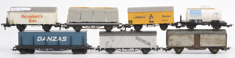 Een lot goederenwagons op schaal HO, bestaande uit twee gesloten wagons en een containerwagon van Liliput, een tankwagon van Piko, een containerwagon en een gesloten wagon van Roco en een gesloten wagon van Kleinbahn.