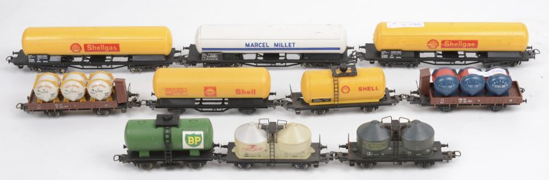 Een lot goederenwagons, bestaande uit vier tankwagons van Shell, een bierwagon van Peroni en een bierwagon van Splügen van de Italiaanse spoorwegen, drie verschillende tankwagons van de Franse spoorwegen en een tankwagon van BP. Schaal HO.
