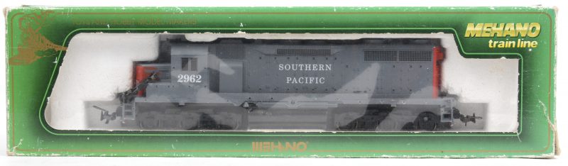 Een General Motors EMD SD 35 diesel-elektrolocomotief van de Southern Pacific op schaal HO. In originele doos.