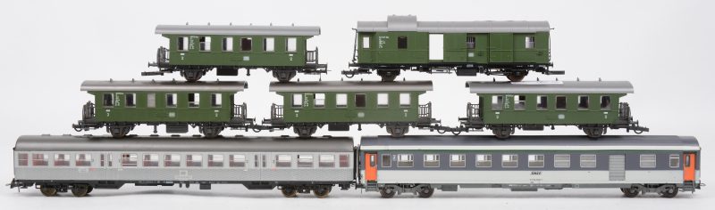 Een lot wagons op schaal HO, bestaande uit vier antieke passagierswagons en een bagagewagen van de Duitse spoorwegen en twee moderne passagierswagons, waarvan één van de Duitse en één van de Franse spoorwegen.