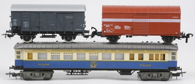 Een lot van drie wagons, bestaande uit een gesloten goederenwagon van de Belgische spoorwegen en een Pullman-wagon van Liliput en een gesloten goederenwagon van de Luxemburgse spoorwegen van Piko. In originele doosjes.
