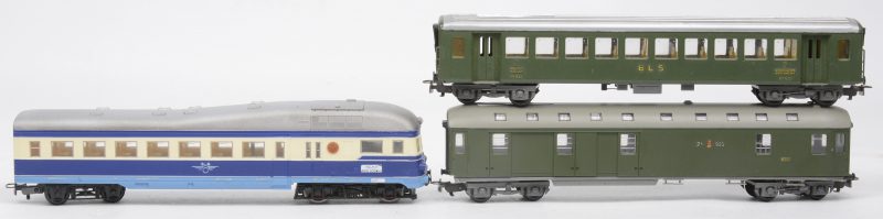 Een motorwagen van de Oostenrijkse spoorwegen en een Zwitserse passagierswagon en bagagewagon. De eerste in originele doos.