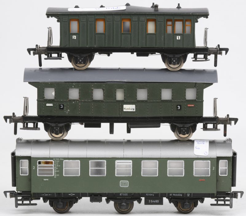 Een lot van drie verschillende oude passagierswagons van de Duitse spoorwegen op schaal HO.