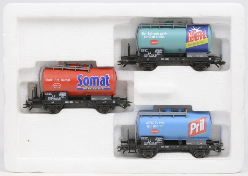 Een set met drie promotionele tankwagons van Henkel van de Duitse spoorwegen op schaal HO. In originele doos.