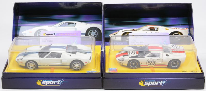 “Ford GT 2003” & “Ford GT40 No.59 Le Mans 1966. Twee schaalmodellen voor een ‘Sport digital’ racebaan. Gelimiteerde uitgaven op resp. 6000 & 5000 exemplaren. In originele doosjes. Spiegeltjes van de eerste afgebroken.