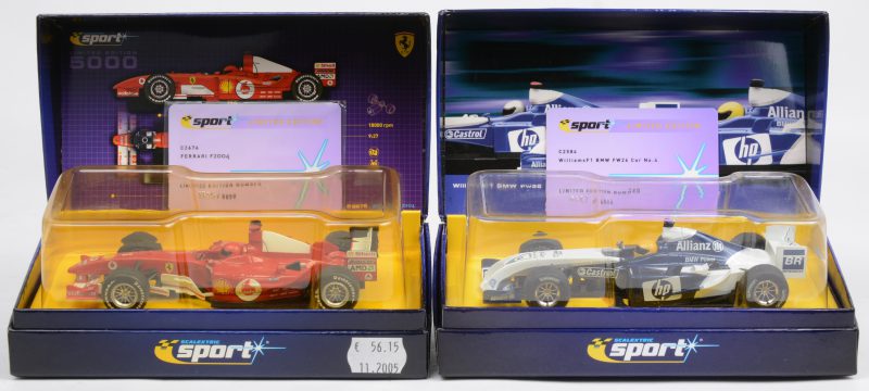 “Ferrari F2004” & “Williams F1 BMW FW25 car No.4”. Twee schaalmodellen voor een ‘Sport digital’ racebaan. Gelimiteerde uitgaven op resp. 5000 & 4000 exemplaren. In originele doosjes.