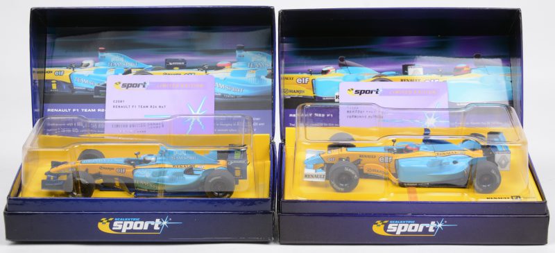 “Renault R23F1 No. 8 Fernando Alonso” & “Renault  F1 team R24 No.7”. Twee schaalmodellen voor een ‘Sport digital’ racebaan. Gelimiteerde uitgaven op resp. 7000 & 4000 exemplaren. In originele doosjes.