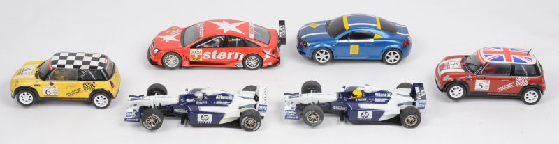 Een lot van zes schaalmodellen voor een ‘Sport digital’ racebaan, bestaande uit twee Mini Coopers, een Opel Vectra GTS V8, Een Audi TT en twee Williams FW23 Formule 1 wagens. Werkende staat. Kleine gebruiksbeschadigingen.