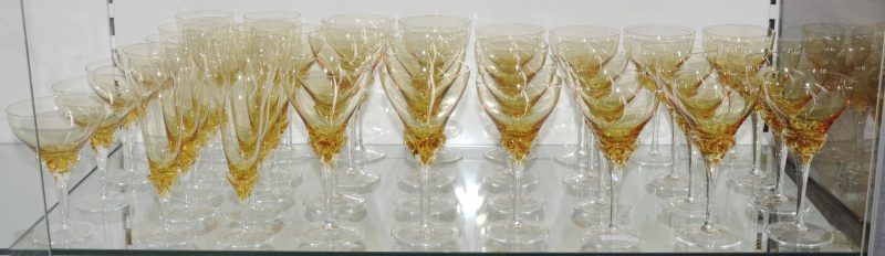 Glasservies van amberkleurig kristal.
