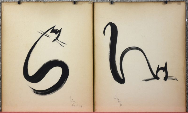 Twee gestileerde katten, Chinese inkt op papier. Onleesbaar gesigneerd en gedateerd ‘50 & ‘54.