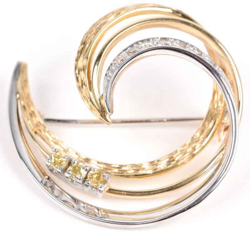 Een 18 karaats wit en geel gouden broche bezet met witte en gele diamanten met een gezamenlijk gewicht van ± 0,25 ct.