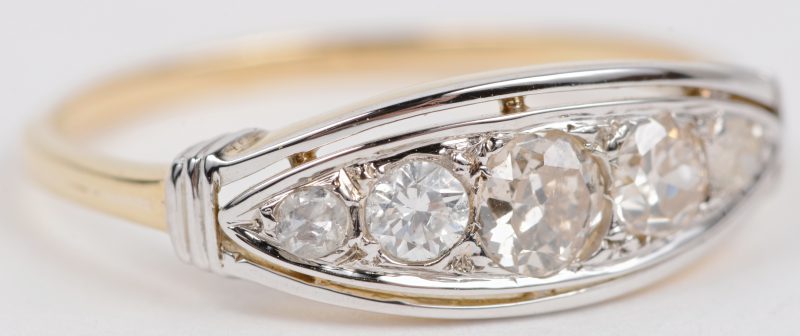 Een 18 karaats wit en geel gouden ring bezet met diamanten met een gezamenlijk gewicht van ± 0,50 ct.
