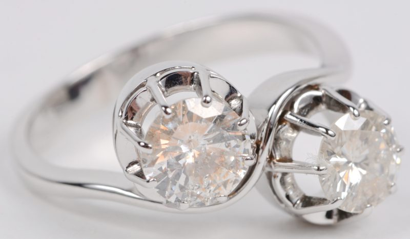 “Toi et moi”. Een 18 karaats wit gouden ring bezet met briljanten met een gezamenlijk gewicht van ± 0,60 ct.