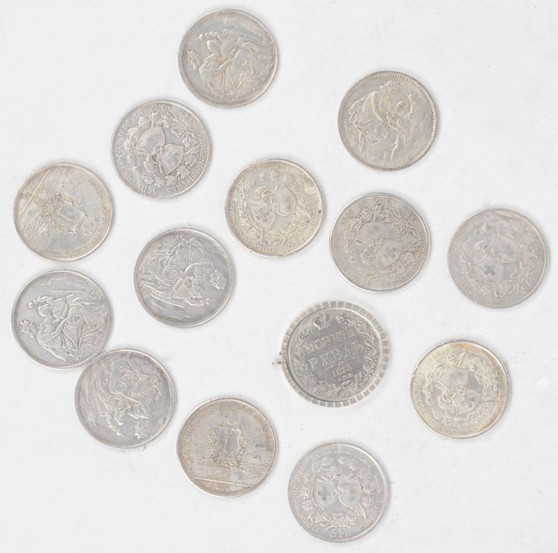 Een lot van veertien XIXe eeuwse munten, bestaande uit dertien Zwitserse herdenkingsmunten van 5 Frank en een oude Roebel