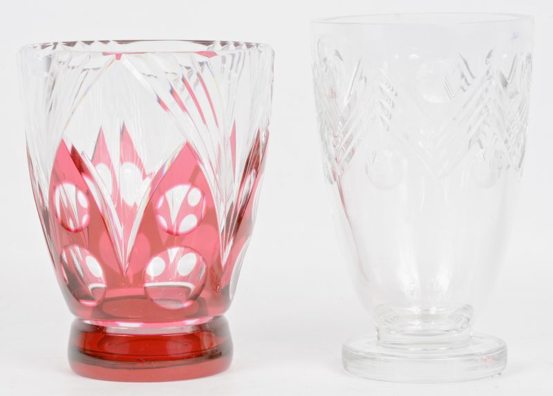 Twee vazen van geslepen kristal, waarvan één met rood gedubbeld decor.